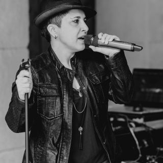 Chanteuse Mariage cocktail - Domaine de la Baume Gard - Pont St Esprit 30 © Tous Ces Moments-Là