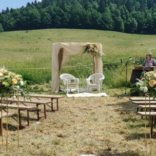 Cérémonie dans une prairie